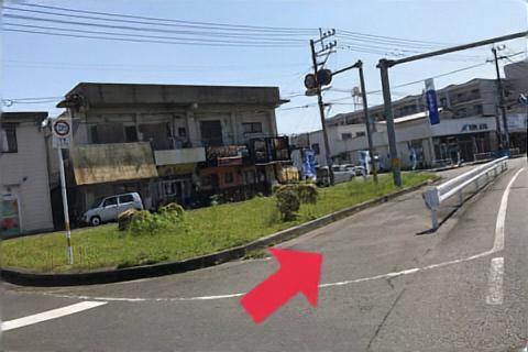 駐車場から左へ豊和銀行側へ歩いてもらい